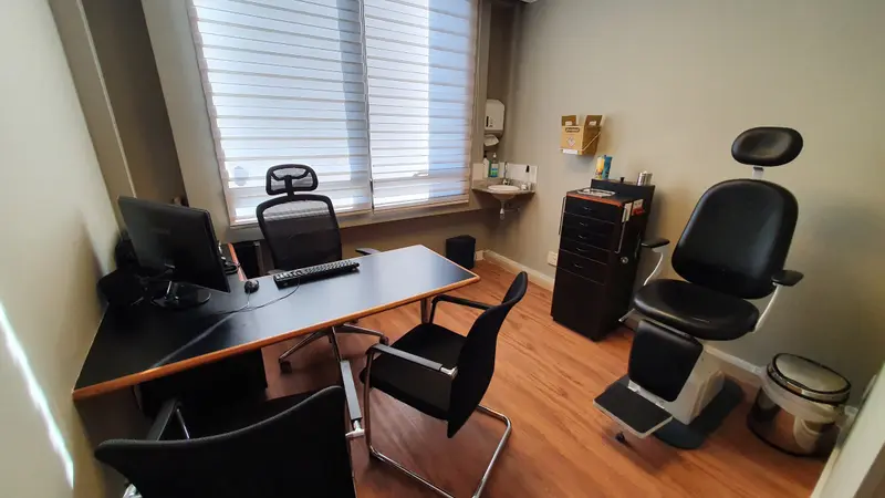 Consultório com cadeira de exame otorrinolaringológico