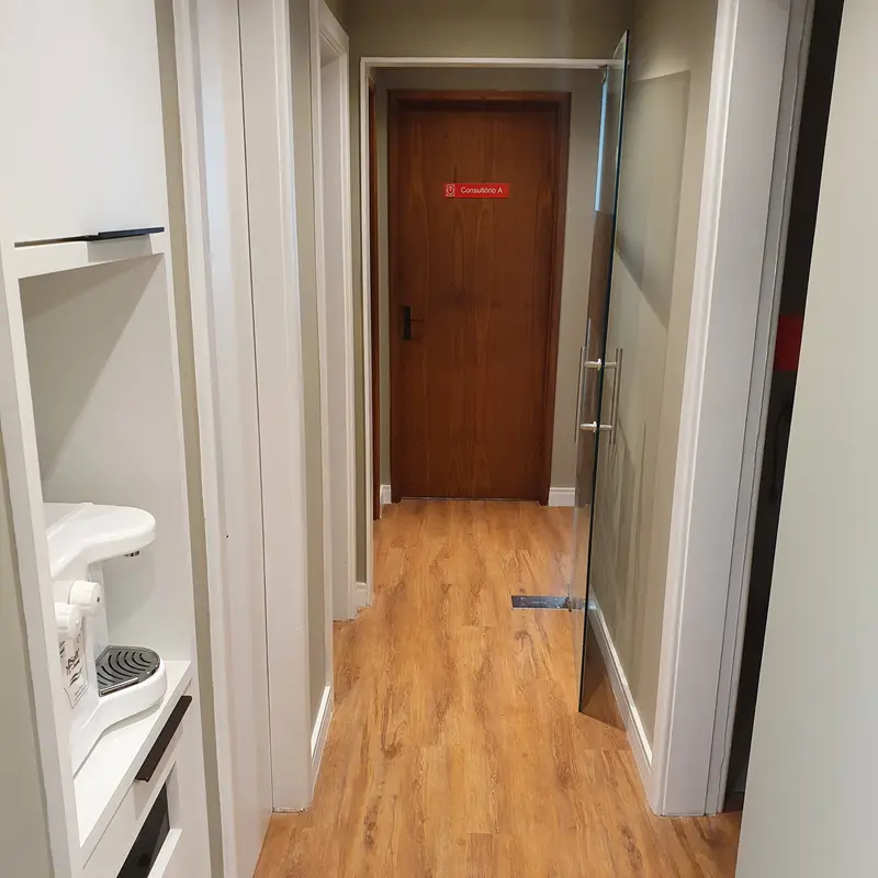 Corredor interno da clínica