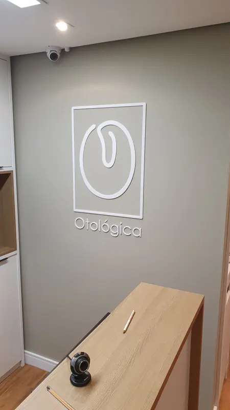 Parede da recepção com a marca Otológica